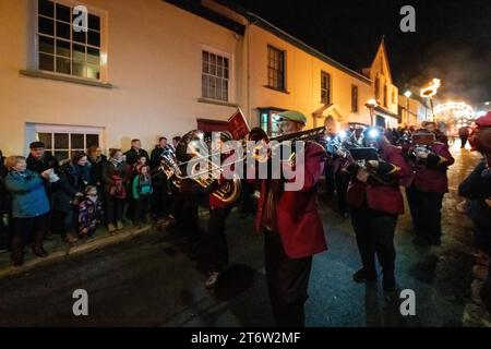 Hatherleigh, Devon, Großbritannien. November 2023. Hatherleigh, Großbritannien. Flammenparade im Hatherleigh Karneval und Teerfässer bei Nacht in Devon. Autor: Thomas Faull/Alamy Live News Stockfoto