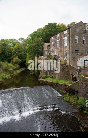 Der Torrs Riverside Park in New Mills, Derbyshire, England. Torr Vale Mill liegt am Fluss Goyt und Wehr. Stockfoto