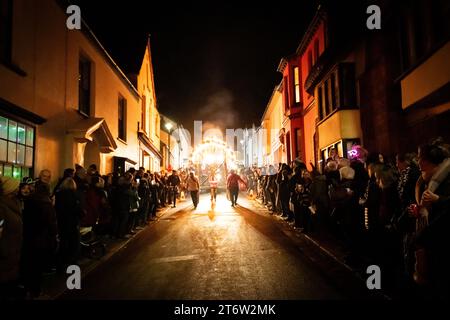 Hatherleigh, Devon, Großbritannien. November 2023. Hatherleigh, Großbritannien. Flammenparade im Hatherleigh Karneval und Teerfässer bei Nacht in Devon. Autor: Thomas Faull/Alamy Live News Stockfoto