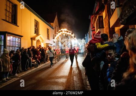 Hatherleigh, Devon, Großbritannien. November 2023. Hatherleigh, Großbritannien. November 2023. Flammenparade im Hatherleigh Karneval und Teerfässer bei Nacht in Devon. Autor: Thomas Faull/Alamy Live News Stockfoto