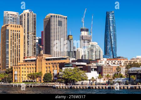 Sydney, Australien - 17. April 2022: Skyline des zentralen Geschäftsviertels von Sydney aus von einer Fähre in Richtung Circular Quay an einem sonnigen Tag Stockfoto