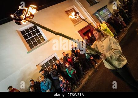 Hatherleigh, Großbritannien. November 2023. Flammenparade im Hatherleigh Karneval und Teerfässer bei Nacht in Devon. Stockfoto