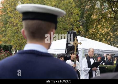 Chiswick, London, Großbritannien. November 2023. Menschen und Veteranen versammelten sich im Turnham Green Park und Christchurch Turnham Green in Chiswick, West London, um am Remembrance Sunday Tribut zu zollen. Quelle: Sinai Noor/Alamy Live News Stockfoto