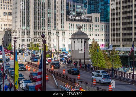 Blick über die DuSable Bridge zur Chicago Tribune auf der Michigan Avenue in Chicago, Illinois, USA Stockfoto