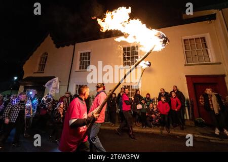 Hatherleigh, Großbritannien. November 2023. Flammenparade im Hatherleigh Karneval und Teerfässer bei Nacht in Devon. Stockfoto