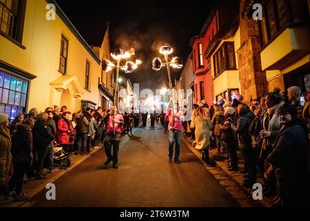 Hatherleigh, Großbritannien. November 2023. Flammenparade im Hatherleigh Karneval und Teerfässer bei Nacht in Devon. Stockfoto