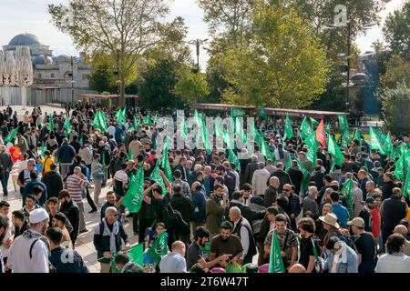 Fatih, Istanbul, Türkei. November 2023. Pro-palästinensisches Volk schreien Parolen in der Fatih-Moschee in Istanbul am NovemberÂ 12,Â 2023. (Kreditbild: © Tolga Uluturk/ZUMA Press Wire) NUR REDAKTIONELLE VERWENDUNG! Nicht für kommerzielle ZWECKE! Quelle: ZUMA Press, Inc./Alamy Live News Stockfoto