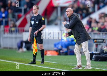 EINDHOVEN, NIEDERLANDE - 12. NOVEMBER: Cheftrainer Johnny Jansen von PEC Zwolle Shouting3 während des niederländischen Eredivisie-Spiels zwischen PSV und PEC Zwolle im Philips Stadion am 12. November 2023 in Eindhoven, Niederlande. (Foto: Rene Nijhuis/Orange Pictures) Stockfoto