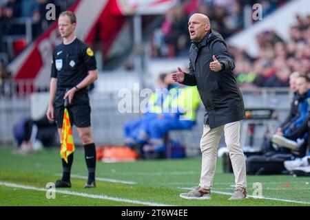 EINDHOVEN, NIEDERLANDE - 12. NOVEMBER: Cheftrainer Johnny Jansen von PEC Zwolle Shouting3 während des niederländischen Eredivisie-Spiels zwischen PSV und PEC Zwolle im Philips Stadion am 12. November 2023 in Eindhoven, Niederlande. (Foto: Rene Nijhuis/Orange Pictures) Stockfoto