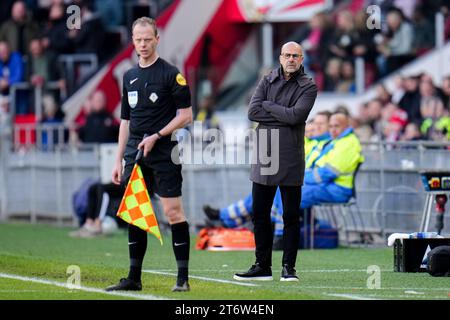 EINDHOVEN, NIEDERLANDE - 12. NOVEMBER: PSV-Cheftrainer Peter Bosz sieht beim niederländischen Eredivisie-Spiel zwischen PSV und PEC Zwolle im Philips Stadion am 12. November 2023 in Eindhoven, Niederlande, an. (Foto: Rene Nijhuis/Orange Pictures) Stockfoto