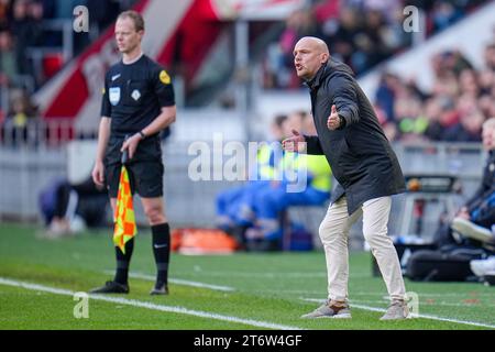 EINDHOVEN, NIEDERLANDE - 12. NOVEMBER: Cheftrainer Johnny Jansen von PEC Zwolle Shouting3 während des niederländischen Eredivisie-Spiels zwischen PSV und PEC Zwolle im Philips Stadion am 12. November 2023 in Eindhoven, Niederlande. (Foto: Rene Nijhuis/Orange Pictures) Stockfoto