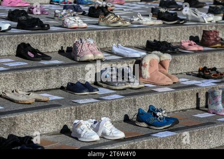 Auf den Stufen unterhalb der Nationalgalerie sitzen Paar Schuhe, daneben sind sie Namensschilder von Kindern, die in Gaza getötet wurden. XR-Familien organisierten den Schuhprotest, um den Tod von Kindern in Gaza zu veranschaulichen. Sie fordern einen sofortigen Waffenstillstand im Krieg zwischen Israel und der Hamas. Tausende von Kindern wurden getötet, seit Israel Vergeltungsmaßnahmen gegen die Hamas ergriffen hat, nachdem sie über 1000 Israelis getötet und 220 Geiseln genommen hatten. Stockfoto