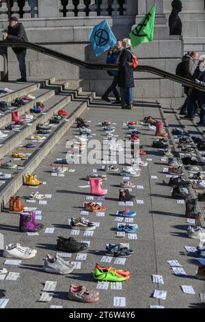 Auf den Stufen unterhalb der Nationalgalerie sitzen Paar Schuhe, daneben sind sie Namensschilder von Kindern, die in Gaza getötet wurden. XR-Familien organisierten den Schuhprotest, um den Tod von Kindern in Gaza zu veranschaulichen. Sie fordern einen sofortigen Waffenstillstand im Krieg zwischen Israel und der Hamas. Tausende von Kindern wurden getötet, seit Israel Vergeltungsmaßnahmen gegen die Hamas ergriffen hat, nachdem sie über 1000 Israelis getötet und 220 Geiseln genommen hatten. Stockfoto