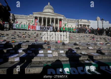 Auf den Stufen unterhalb der Nationalgalerie sitzen Paar Schuhe, daneben sind sie Namensschilder von Kindern, die in Gaza getötet wurden. XR-Familien organisierten den Schuhprotest, um den Tod von Kindern in Gaza zu veranschaulichen. Sie fordern einen sofortigen Waffenstillstand im Krieg zwischen Israel und der Hamas. Tausende von Kindern wurden getötet, seit Israel Vergeltungsmaßnahmen gegen die Hamas ergriffen hat, nachdem sie über 1000 Israelis getötet und 220 Geiseln genommen hatten. Stockfoto