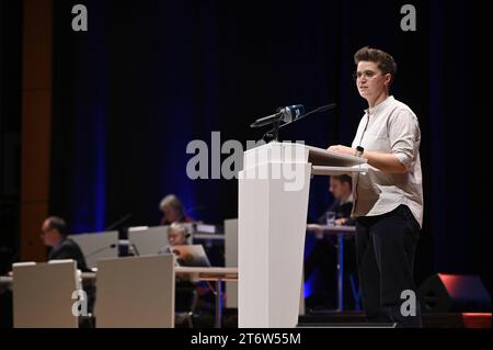 Bericht des Praesidiums der Synode durch Praeses Anna-Nicole Heinrich zu Beginn der Jahrestagung der Synode der Evangelischen Kirche in Deutschland EKD in Ulm Foto vom 12.11.2023. Siehe epd-Meldung vom 12.11.2023 NUR REDAKTIONELLE VERWENDUNG *** Bericht des Präsidiums der Synode von Präses Anna Nicole Heinrich zu Beginn der Jahrestagung der Synode der Evangelischen Kirche in Deutschland EKD in Ulm Foto vom 12 11 2023 siehe epd-Bericht vom 12 11 2023 NUR REDAKTIONELLE VERWENDUNG Copyright: epd-bild/HeikexLyding EKD8 Stockfoto