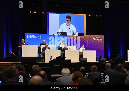 Bericht des Praesidiums der Synode durch Praeses Anna-Nicole Heinrich zu Beginn der Jahrestagung der Synode der Evangelischen Kirche in Deutschland EKD in Ulm Foto vom 12.11.2023. Siehe epd-Meldung vom 12.11.2023 NUR REDAKTIONELLE VERWENDUNG *** Bericht des Präsidiums der Synode von Präses Anna Nicole Heinrich zu Beginn der Jahrestagung der Synode der Evangelischen Kirche in Deutschland EKD in Ulm Foto vom 12 11 2023 siehe epd-Bericht vom 12 11 2023 NUR REDAKTIONELLE VERWENDUNG Copyright: epd-bild/HeikexLyding EKD31 Stockfoto