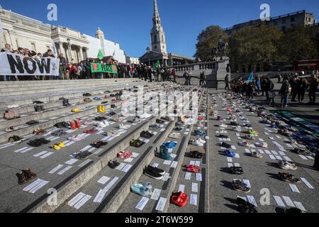 Auf den Stufen unterhalb der Nationalgalerie sitzen Paar Schuhe, daneben sind sie Namensschilder von Kindern, die in Gaza getötet wurden. XR-Familien organisierten den Schuhprotest, um den Tod von Kindern in Gaza zu veranschaulichen. Sie fordern einen sofortigen Waffenstillstand im Krieg zwischen Israel und der Hamas. Tausende von Kindern wurden getötet, seit Israel Vergeltungsmaßnahmen gegen die Hamas ergriffen hat, nachdem sie über 1000 Israelis getötet und 220 Geiseln genommen hatten. (Foto: Martin Pope / SOPA Images/SIPA USA) Stockfoto