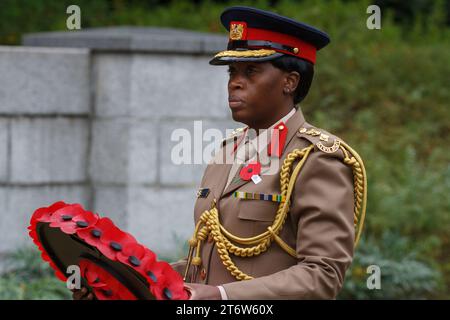 Der Verteidigungsattachache für die republik Kenia, Colonel E B Wanjiku, legt einen Kranz aus Mohnblumen während der Gedenkfeier am Sonntag auf dem Hodagaya Commonwealth war Graves Cemetery in Yokohama. Dieses Jahr veranstaltete die neuseeländische Botschaft diese Gedenkveranstaltung, die das Ende des Ersten Weltkriegs markiert und all jene ehrt, die im Militärdienst gestorben sind. Stockfoto