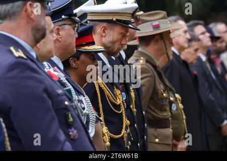 Colonel E B Wanjiku, Verteidigungsattaché an der Botschaft von Kenia (vorne von links), steht bei den Gedenkfeierlichkeiten am Sonntag auf dem Hodagaya Commonwealth war Graves Cemetery in Yokohama mit Militärpersonal aus vielen Ländern zusammen. Dieses Jahr veranstaltete die neuseeländische Botschaft diese Gedenkveranstaltung, die das Ende des Ersten Weltkriegs markiert und all jene ehrt, die im Militärdienst gestorben sind. Stockfoto