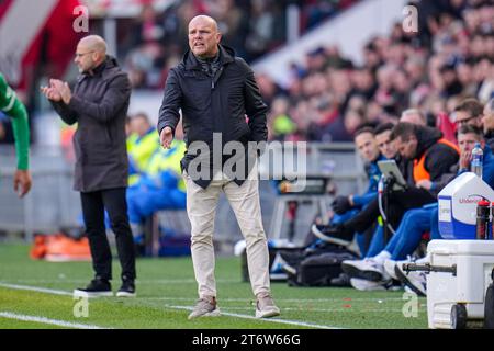 EINDHOVEN, NIEDERLANDE - 12. NOVEMBER: Cheftrainer Johnny Jansen von PEC Zwolle gestuert während des niederländischen Eredivisie-Spiels zwischen PSV und PEC Zwolle im Philips Stadion am 12. November 2023 in Eindhoven, Niederlande. (Foto: Rene Nijhuis/Orange Pictures) Stockfoto