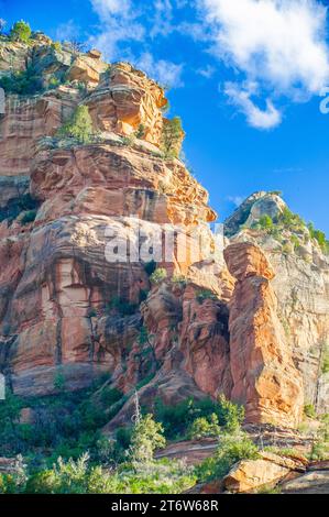 Unberührter Canyon mit hohen Klippen und erodierten Felsformationen in einem Nationalpark. Stockfoto