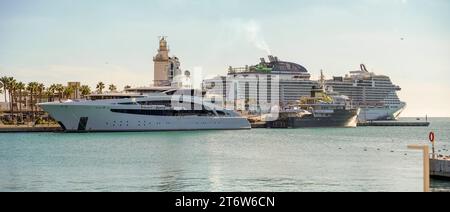 Superyacht oder Megayacht Dynastie und Kreuzfahrtschiff im Hafen von Malaga, Leuchtturm dahinter, Costa del Sol, Andalusien, Spanien. Stockfoto