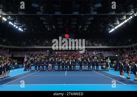 Die Spieler Großbritanniens und Schwedens halten für eine Minute still zum Remembrance Day vor dem zweiten Tag des Billie Jean King Cup 2023 in der Copper Box Arena in London. Bilddatum: Sonntag, 12. November 2023. Stockfoto