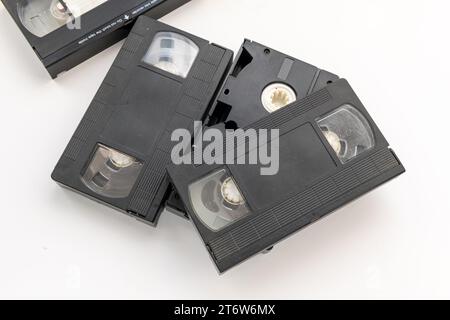 Alte Videokassetten in weiß isoliert. Stockfoto