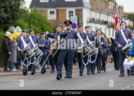 Clifftown Parade, Southend on Sea, Essex, Großbritannien. November 2023. Ein Remembrance Day Service fand im von Sir Edwin Lutyens entworfenen Southend war Memorial über der Küste von Southend on Sea statt, wo lokale Bands, Kadetten und Verbände zum Cenotaph und zurück marschierten und auf der Rückkehr Würdenträger vortraten. 1312 (Southend-on-Sea) Squadron RAF Air Cadets Marschband Stockfoto