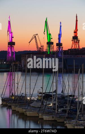 Beleuchtungsgiganten, Krane der Uljanik-Werft, ACI Marina (Vordergrund), Pula, Kroatien Stockfoto