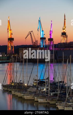 Beleuchtungsgiganten, Krane der Uljanik-Werft, ACI Marina (Vordergrund), Pula, Kroatien Stockfoto