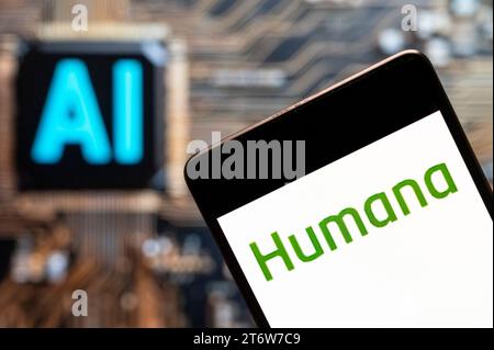 3. November 2023, China: In dieser Fotoabbildung wird das Logo der amerikanischen Krankenkasse Humana (NYSE: HUM) auf einem Smartphone mit einem künstlichen Intelligenz (KI) Chip und Symbol im Hintergrund angezeigt. (Credit Image: © Budrul Chukrut/SOPA Images via ZUMA Press Wire) NUR REDAKTIONELLE VERWENDUNG! Nicht für kommerzielle ZWECKE! Stockfoto