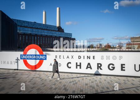 Battersea-Kraftwerk U-Bahn-Station in London, mit Battersea-Kraftwerk im Hintergrund Stockfoto