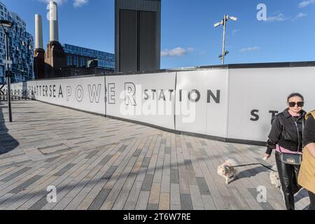 Frau, die Hund vor Battersea Power Station, London, Großbritannien Stockfoto