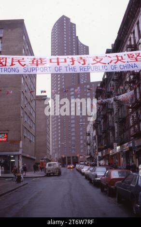 Ein Foto aus dem Jahr 1980 von einem chinesischen und englischen Banner, das Taiwan unterstützt, hier die Republik China genannt. Auf der Mott St. in NYC Chinatown. Stockfoto