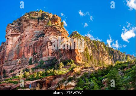 Atemberaubende Naturszene mit Bergen, Felsen und wunderschönem blauen Himmel. Stockfoto
