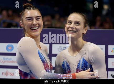 Die britische Bryony Page und Isabelle Songhurst feiern Bronze im Synchronfinale der Frauen während des vierten Tages der FIG-Trampolin-Gymnastik-Weltmeisterschaft 2023 in der Utilita Arena in Birmingham. Bilddatum: Sonntag, 12. November 2023. Stockfoto