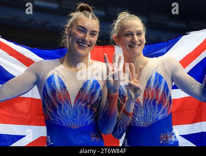 Die britische Bryony Page und Isabelle Songhurst feiern Bronze im Synchronfinale der Frauen während des vierten Tages der FIG-Trampolin-Gymnastik-Weltmeisterschaft 2023 in der Utilita Arena in Birmingham. Bilddatum: Sonntag, 12. November 2023. Stockfoto