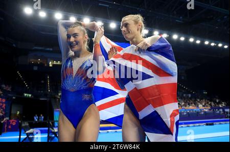 Die britische Bryony Page und Isabelle Songhurst feiern Bronze im Synchronfinale der Frauen während des vierten Tages der FIG-Trampolin-Gymnastik-Weltmeisterschaft 2023 in der Utilita Arena in Birmingham. Bilddatum: Sonntag, 12. November 2023. Stockfoto