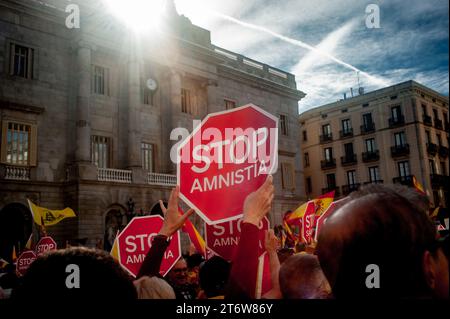 Barcelona, Spanien. November 2023. 12. November 2023, Barcelona, Spanien: In der Innenstadt Barcelonas versammeln sich Menschen, um gegen die Vereinbarung zwischen der spanischen sozialistischen Partei und dem ehemaligen katalanischen Präsidenten Carles Puigdemont zu protestieren, katalanischen Separatisten Amnestie zu gewähren, im Austausch für die Unterstützung der neuen spanischen Regierung. Quelle: Jordi Boixareu/Alamy Live News Stockfoto