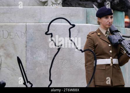Die Menschen besuchen eine Gedenkfeier am Sonntag im Leeds war Memorial im Stadtzentrum von Leeds. Bilddatum: Sonntag, 12. November 2023. Stockfoto