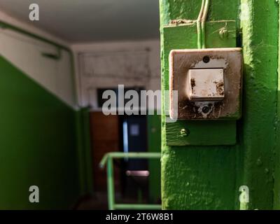 Schmutziger Lichtschalter in einem Flur eines Wohngebäudes Stockfoto