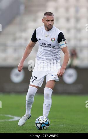 Lukasz Solowej von Puszcza Niepolomice wurde während des Polnischen PKO Ekstraklasa League 2023/2024 zwischen Puszcza Niepolomice und Pogon Szczecin im Cracovia Stadion beobachtet. Endpunktzahl: Puszcza Niepolomice 0:2 Pogon Szczecin. Stockfoto