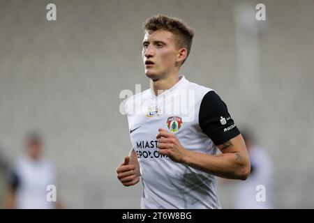 Wojciech Hajda von Puszcza Niepolomice wurde während des Polnischen PKO Ekstraklasa League 2023/2024 zwischen Puszcza Niepolomice und Pogon Szczecin im Cracovia Stadion beobachtet. Endpunktzahl: Puszcza Niepolomice 0:2 Pogon Szczecin. Stockfoto