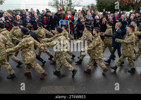 Clifftown Parade, Southend on Sea, Essex, Großbritannien. November 2023. Ein Gedenktag fand am Southend war Memorial über der Küste von Southend on Sea statt, an dem lokale Bands, Kadetten und Verbände zum Cenotaph und zurück marschierten und auf der Rückfahrt Würdenträger vorbeigingen. Die Westcliff High School for Boys hat die Kadettenkraft kombiniert, die den Gruß nahm Stockfoto