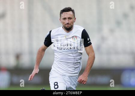 Piotr Mrozinski von Puszcza Niepolomice wurde während des Polnischen PKO Ekstraklasa League 2023/2024 zwischen Puszcza Niepolomice und Pogon Szczecin im Cracovia Stadion beobachtet. Endpunktzahl: Puszcza Niepolomice 0:2 Pogon Szczecin. (Foto: Grzegorz Wajda / SOPA Images/SIPA USA) Stockfoto