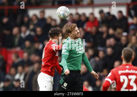 EINDHOVEN - (l-r) Olivier Boscagli vom PSV Eindhoven, Ferdy Druijf von PEC Zwolle, Joey Veerman vom PSV Eindhoven während des niederländischen Eredivisie-Spiels zwischen PSV Eindhoven und PEC Zwolle im Phillips-Stadion am 12. November 2023 in Eindhoven, Niederlande. ANP MAURICE VAN STEEN Stockfoto