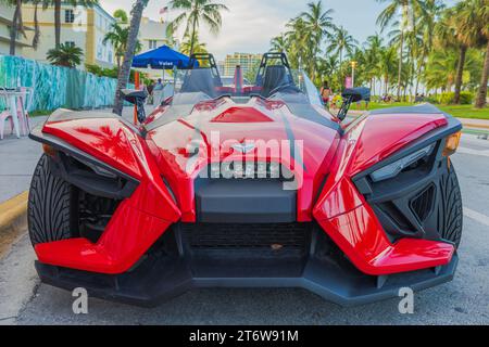 Nahaufnahme der vorderen roten Polaris-Schleuder, die auf dem Ocean Drive in Miami Beach geparkt ist. Florida. USA. Stockfoto