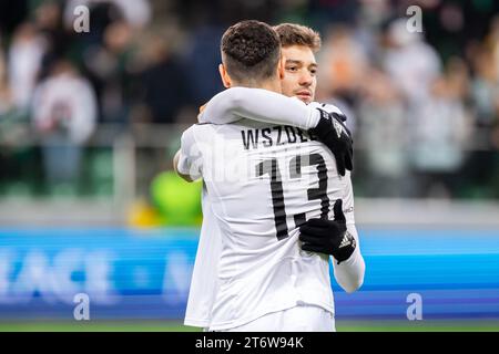 Pawel Wszolek (L) und Ernest Muci (R) aus Legia sind beim Gruppenspiel der UEFA Europa Conference League zwischen Legia Warszawa und HSK Zrinjski Mostar im Marschall Jozef Pilsudski Legia Warschau Municipal Stadium zu sehen. Stockfoto