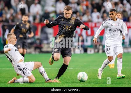 Patryk Kun (L) aus Legia, Antonio Ivancic (C) aus Zrinjski und Jürgen Elitim (R) aus Legia werden während des Gruppenspiels der UEFA Europa Conference League zwischen Legia Warszawa und HSK Zrinjski Mostar im Marschall Jozef Pilsudski Legia Warschau Municipal Stadium in Aktion gesehen. Legia Warszawa 2:0 HSK Zrinjski Mostar. Stockfoto